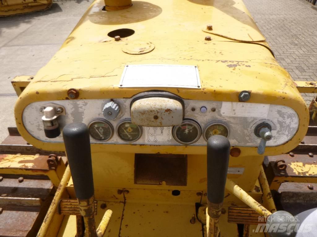 CAT D 4 D Kāpurķēžu buldozeri