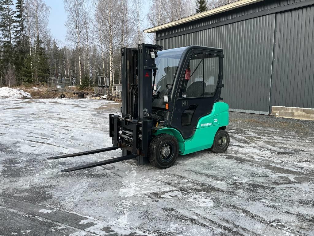 Mitsubishi FD25NT Tehnika ar dīzeļa dzinēju