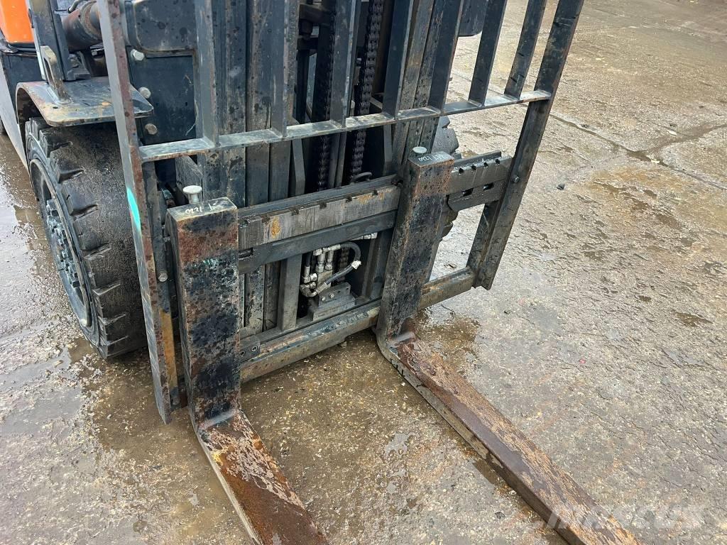 Doosan D 30 GP Tehnika ar dīzeļa dzinēju