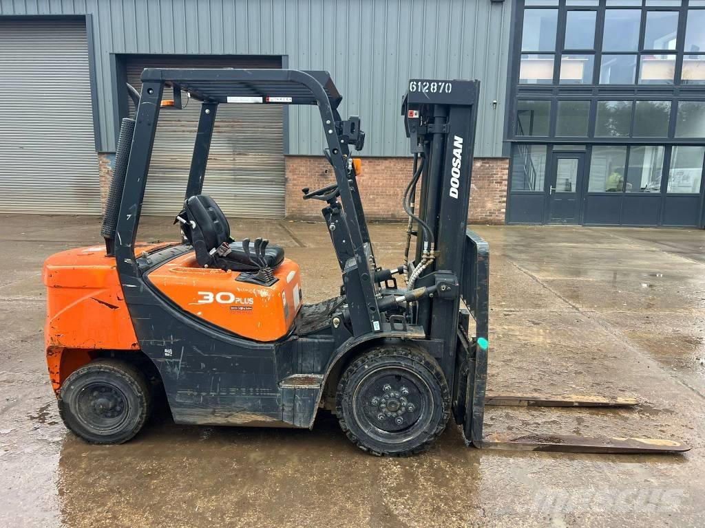 Doosan D 30 GP Tehnika ar dīzeļa dzinēju