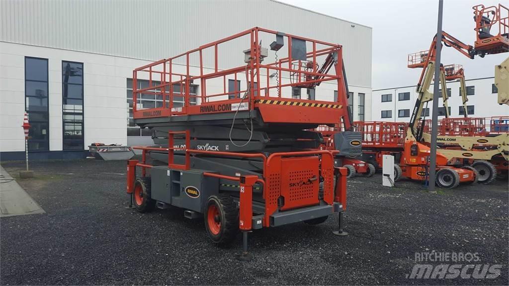 SkyJack 9250RT Šķerveida pacēlāji