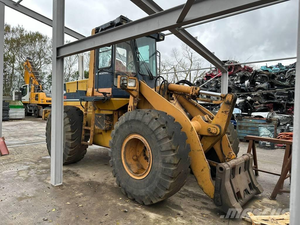 Komatsu WA200 Iekrāvēji uz riteņiem