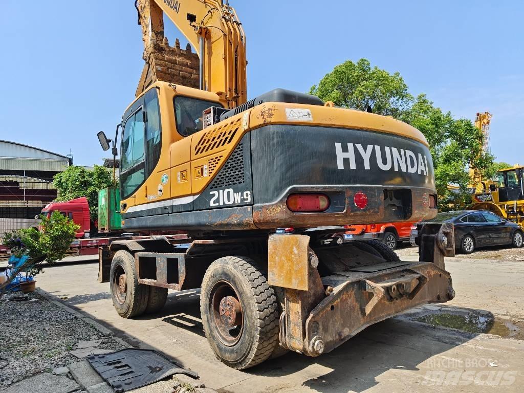 Hyundai R210W-9 Ekskavatori uz riteņiem