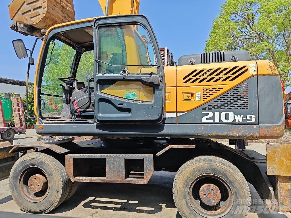 Hyundai R210W-9 Ekskavatori uz riteņiem