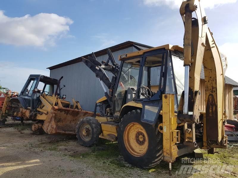 CAT 438C Strēles un kausi