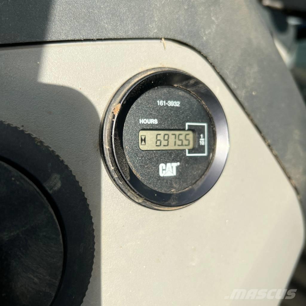 CAT 444 E Ekskavatori-iekrāvēji