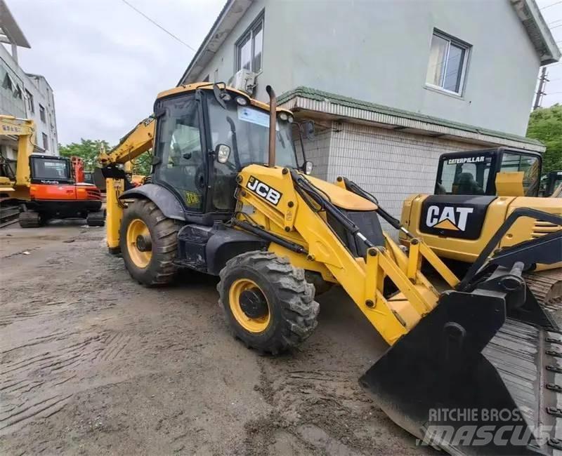JCB 3CX Ekskavatori-iekrāvēji