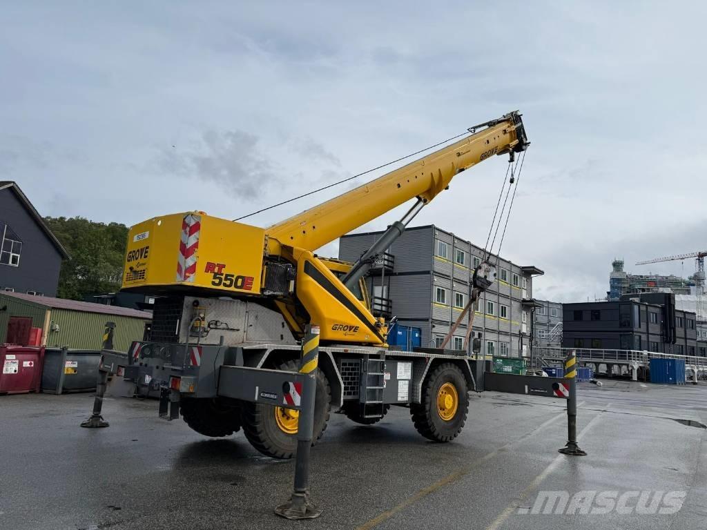 Grove RT 550 E Celtņi nelīdzenām virsmām