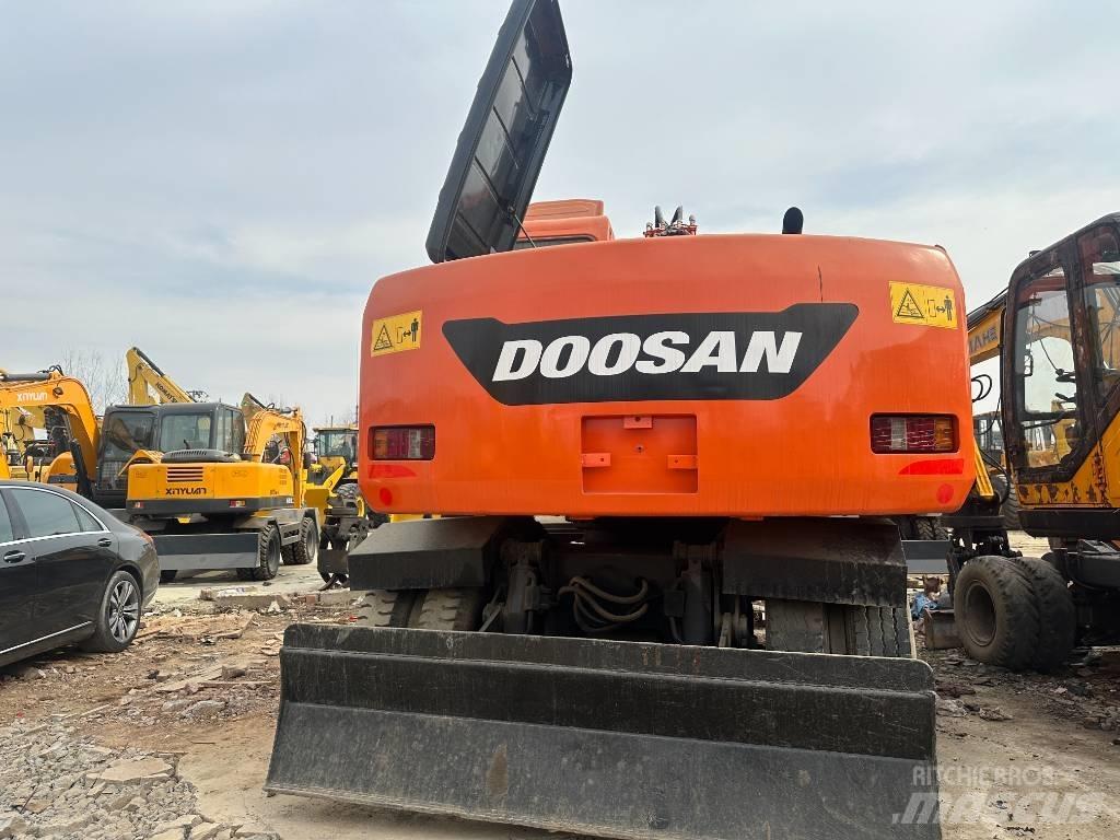 Doosan 150 Ekskavatori uz riteņiem
