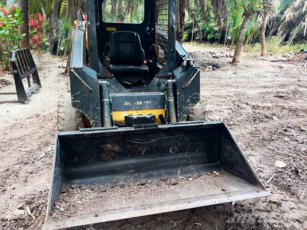 John Deere 312 Lietoti riteņu kompaktiekrāvēji