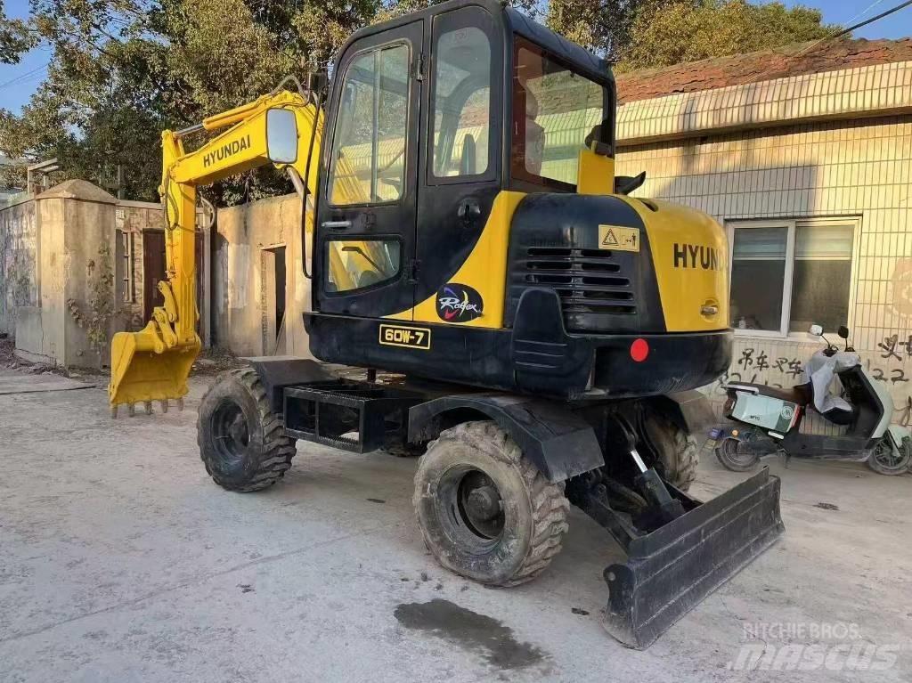 Hyundai 60 W Ekskavatori uz riteņiem
