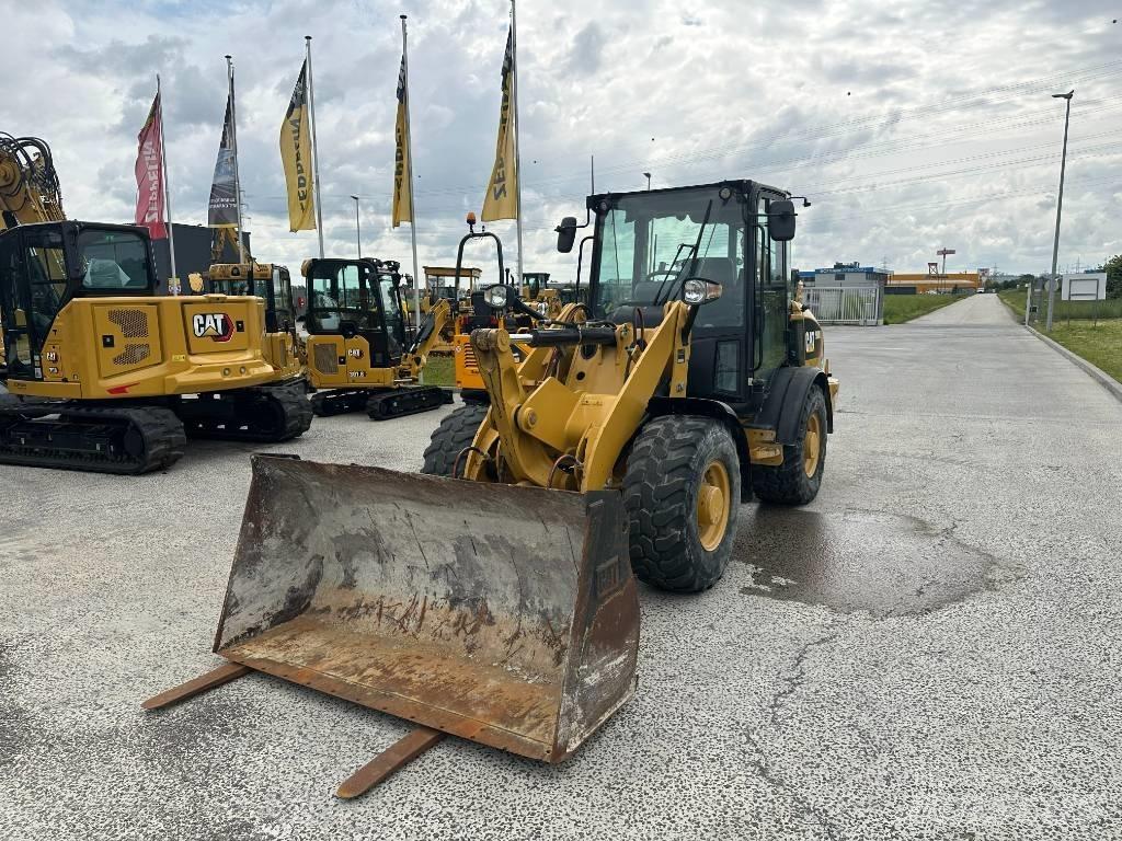 CAT 906 Iekrāvēji uz riteņiem