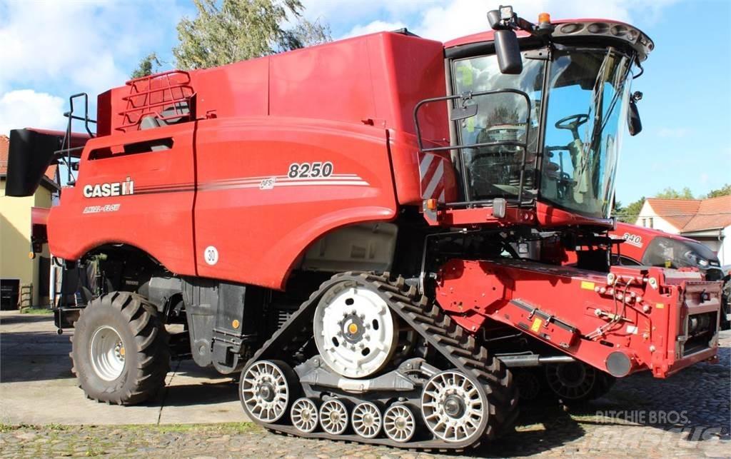 Case IH AF 8250 Ražas novākšanas kombaini
