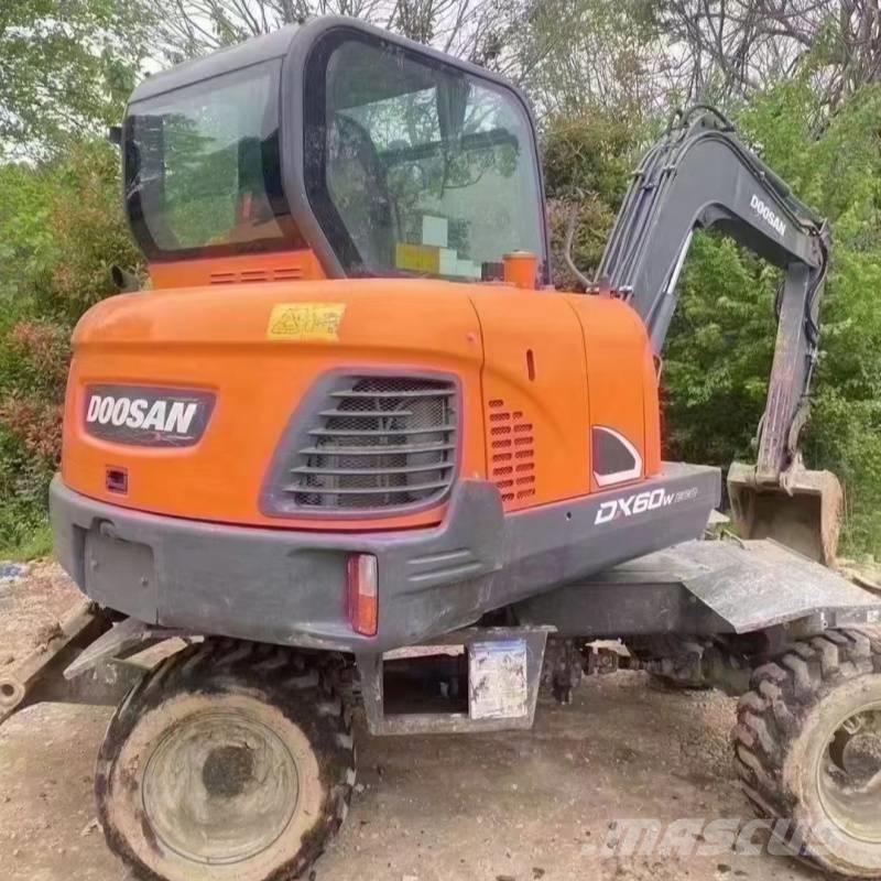 Doosan DX60W Ekskavatori uz riteņiem