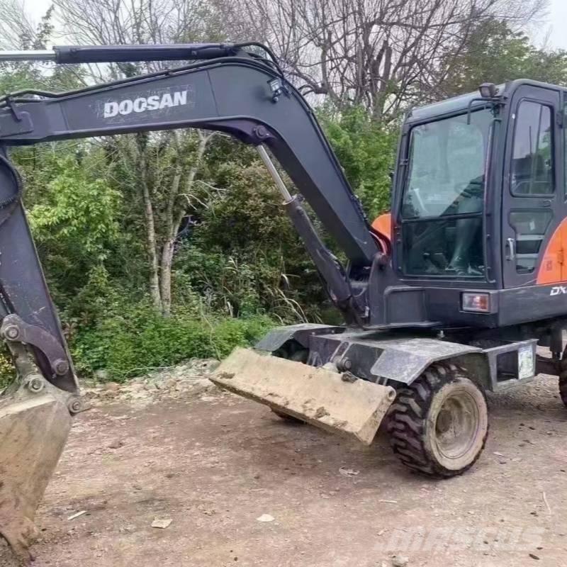 Doosan DX60W Ekskavatori uz riteņiem