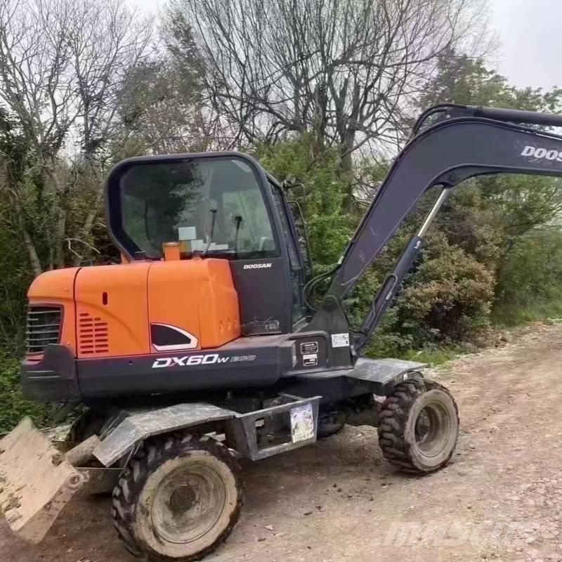 Doosan DX60W Ekskavatori uz riteņiem