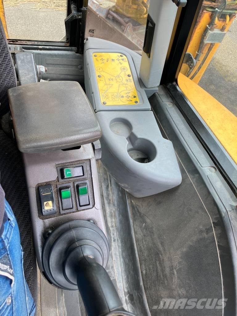 JCB 4 CX Ekskavatori-iekrāvēji