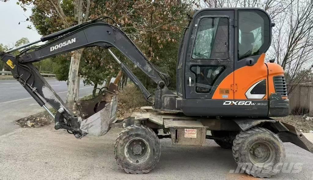 Doosan DX 60 Ekskavatori uz riteņiem