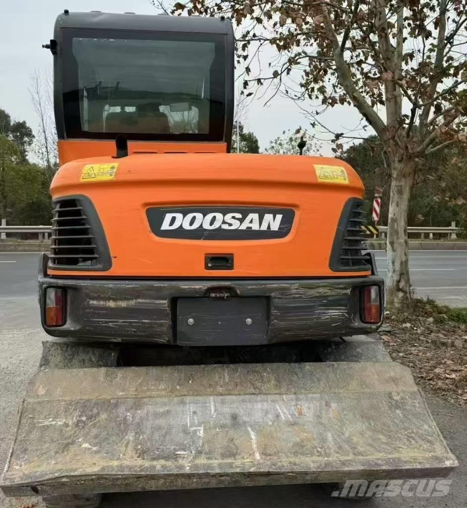 Doosan DX 60 Ekskavatori uz riteņiem