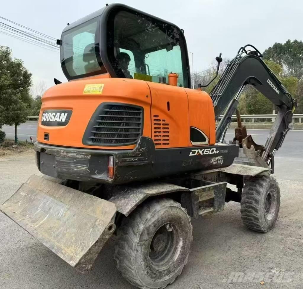 Doosan DX 60 Ekskavatori uz riteņiem