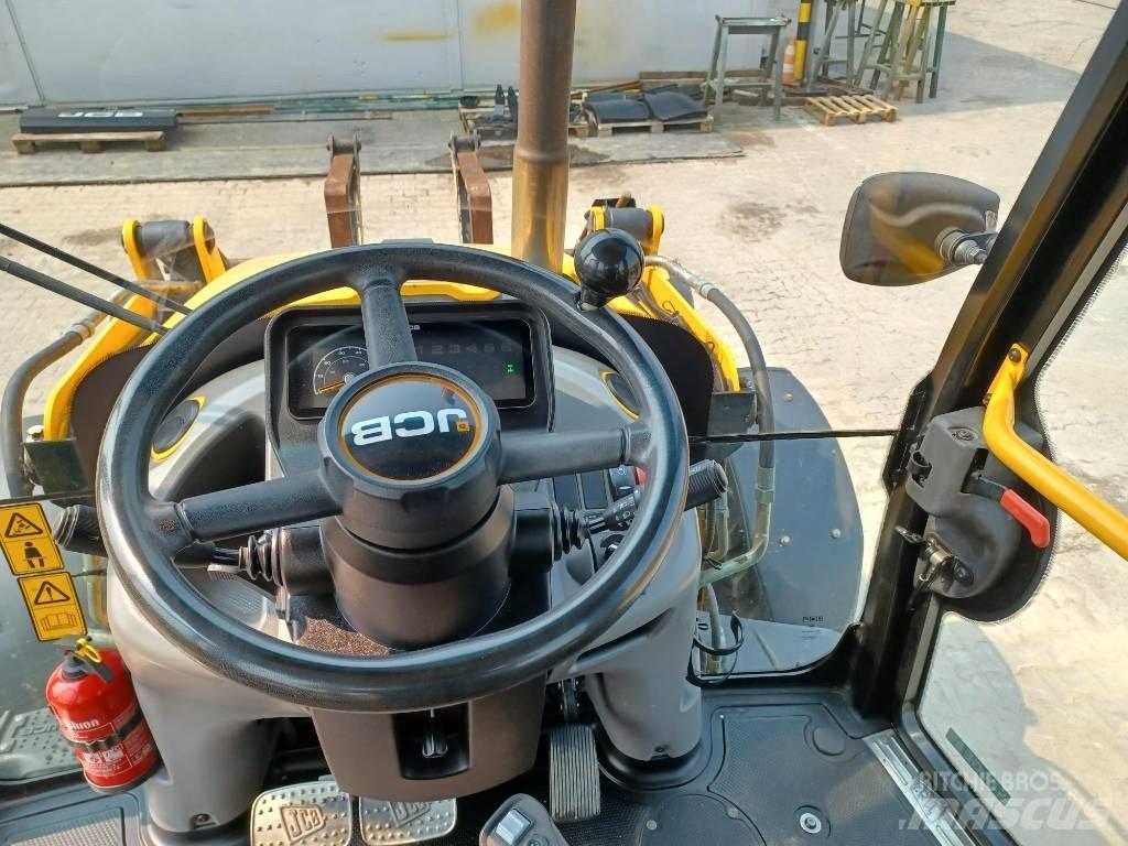 JCB 3CX PLUS AEC Ekskavatori-iekrāvēji