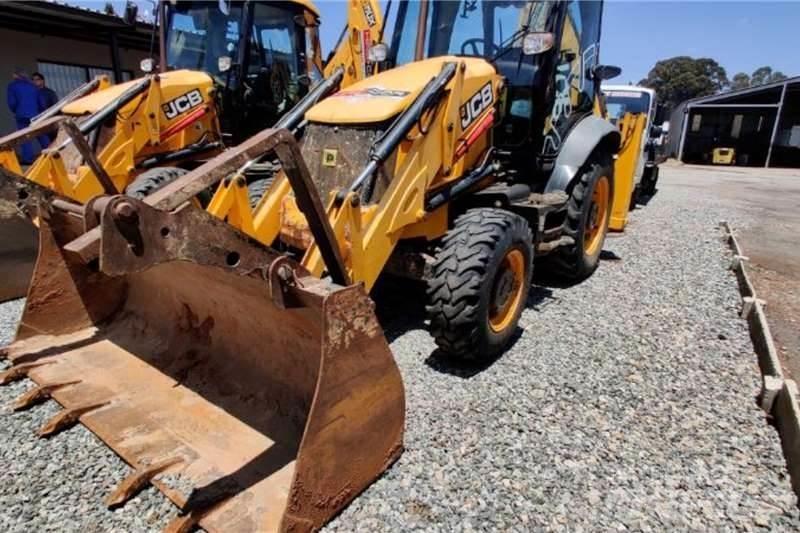 JCB 3CX 4X4 Ekskavatori-iekrāvēji