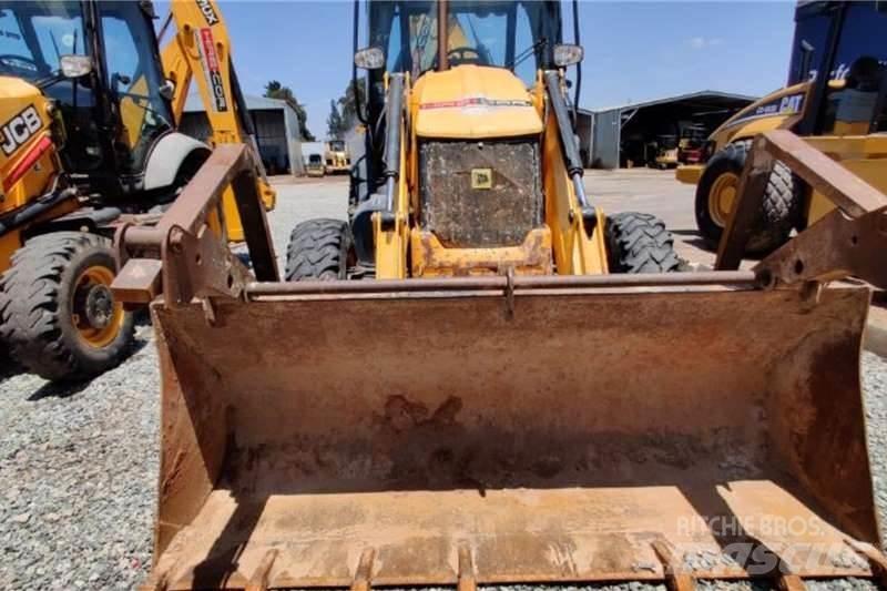 JCB 3CX 4X4 Ekskavatori-iekrāvēji
