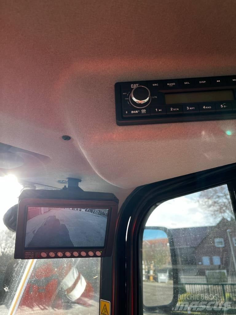 CAT 910 Iekrāvēji uz riteņiem