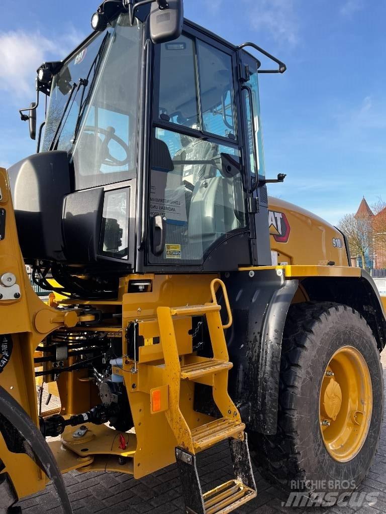 CAT 910 Iekrāvēji uz riteņiem