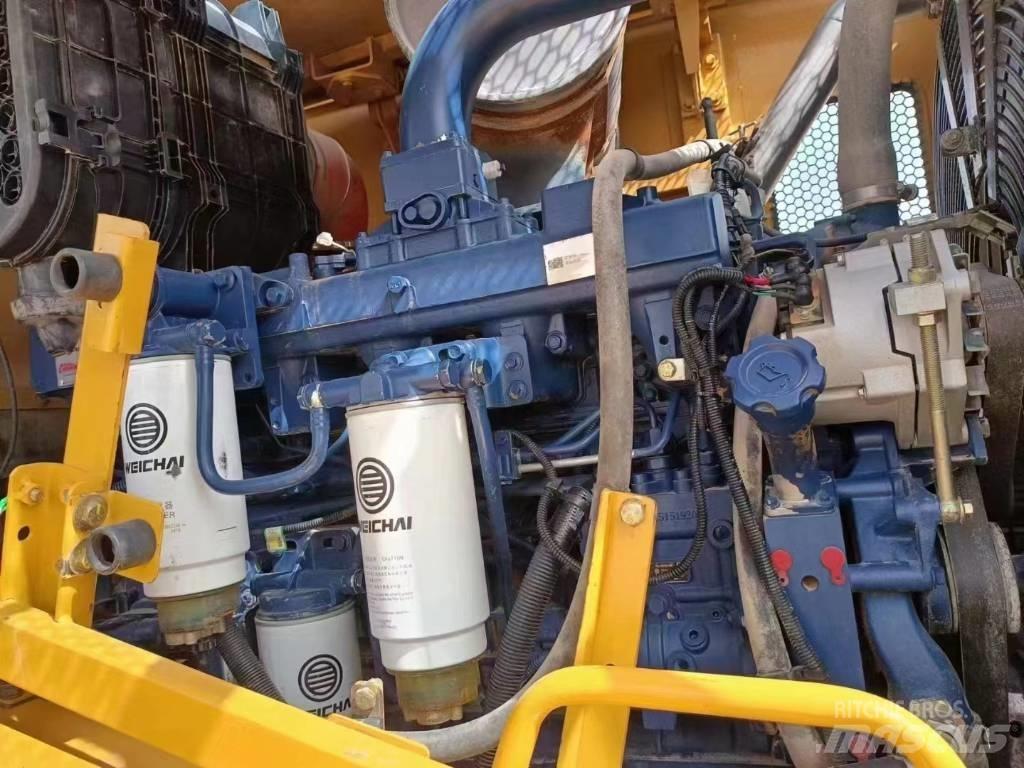 CAT 660D Iekrāvēji uz riteņiem