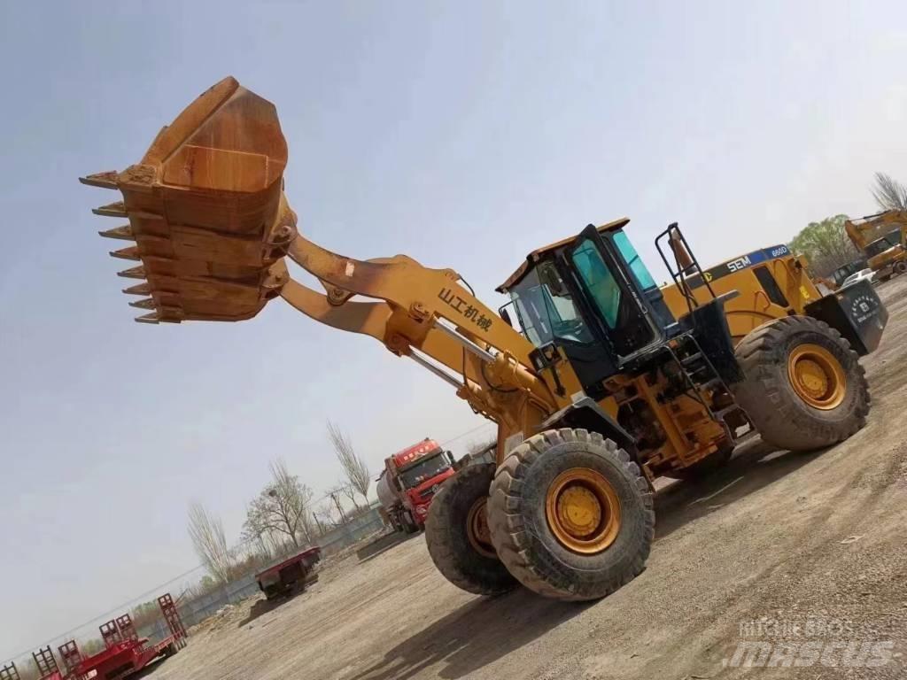 CAT 660D Iekrāvēji uz riteņiem