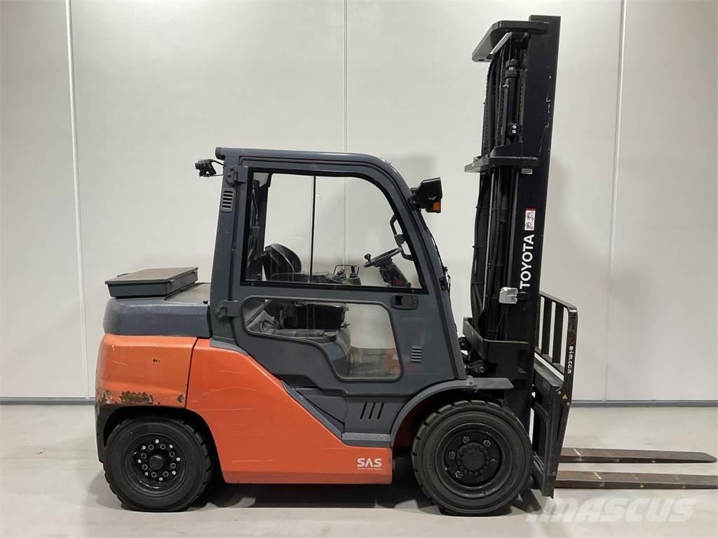 Toyota 40-8FD40N Tehnika ar dīzeļa dzinēju