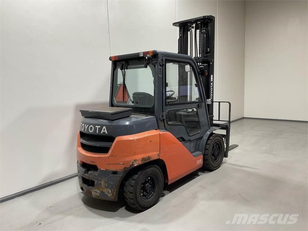 Toyota 40-8FD40N Tehnika ar dīzeļa dzinēju