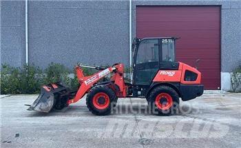 Kubota R065 Iekrāvēji uz riteņiem