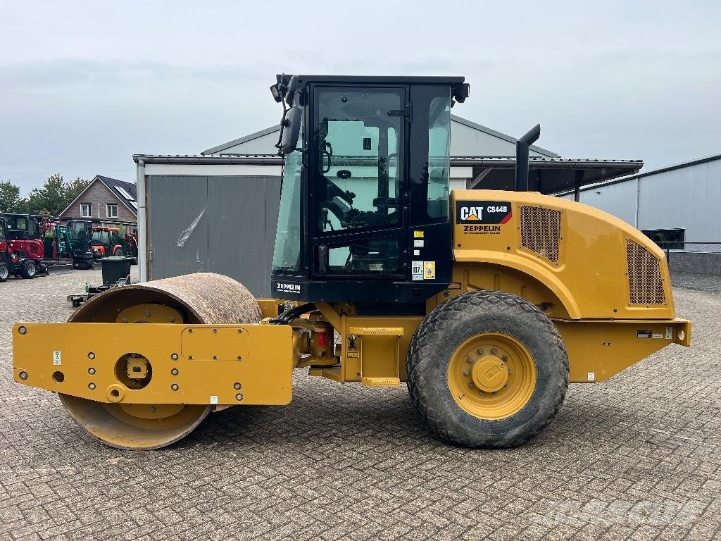 CAT CS44B - CS 44 B Vienvalča grunts veltņi