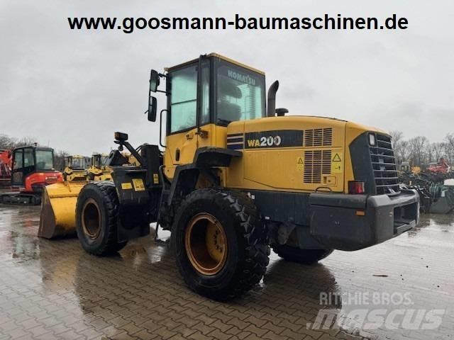 Komatsu WA 200 Iekrāvēji uz riteņiem