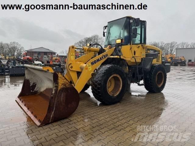 Komatsu WA 200 Iekrāvēji uz riteņiem