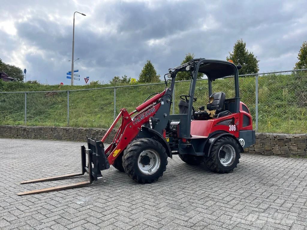 Mustang AL306 Riteņu buldozeri