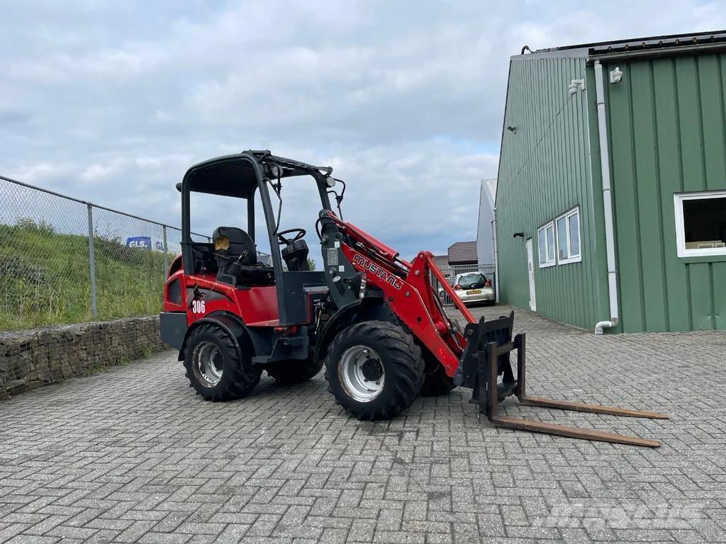 Mustang AL306 Riteņu buldozeri