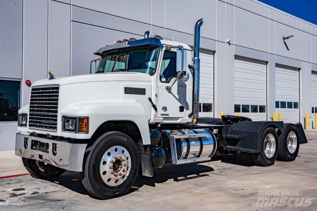 Mack Pinnacle Vilcēji