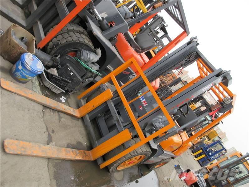 TCM FD 30 Tehnika ar dīzeļa dzinēju