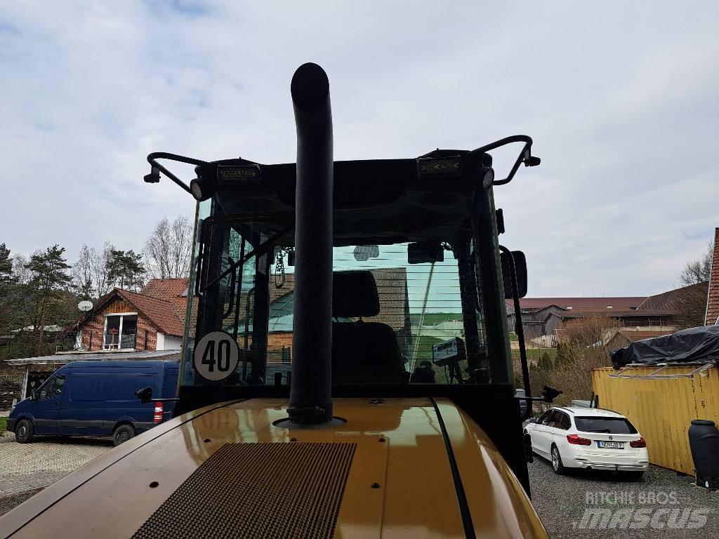 CAT 910 Iekrāvēji uz riteņiem