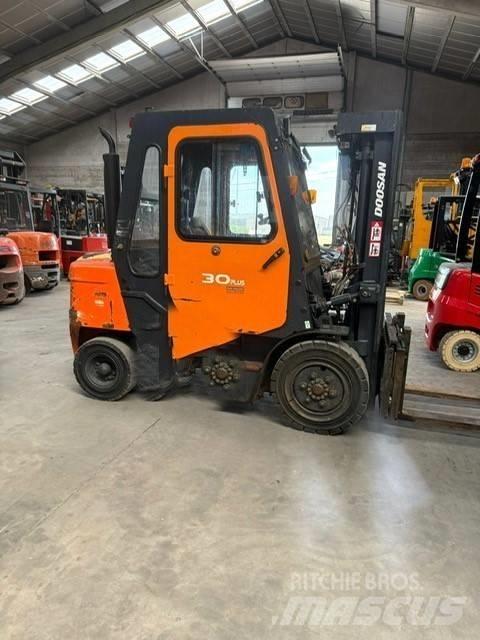 Doosan FD30 Tehnika ar dīzeļa dzinēju