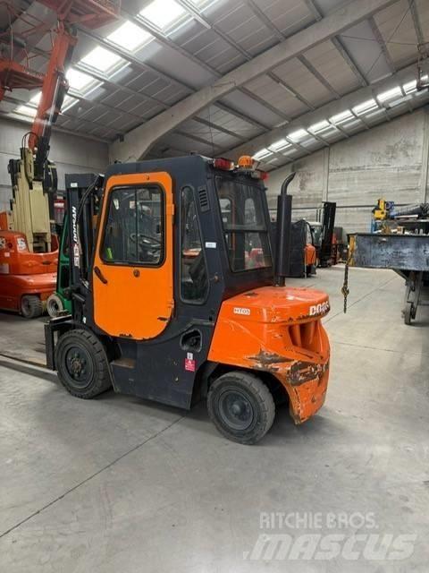 Doosan FD30 Tehnika ar dīzeļa dzinēju