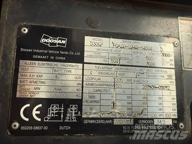 Doosan FD30 Tehnika ar dīzeļa dzinēju