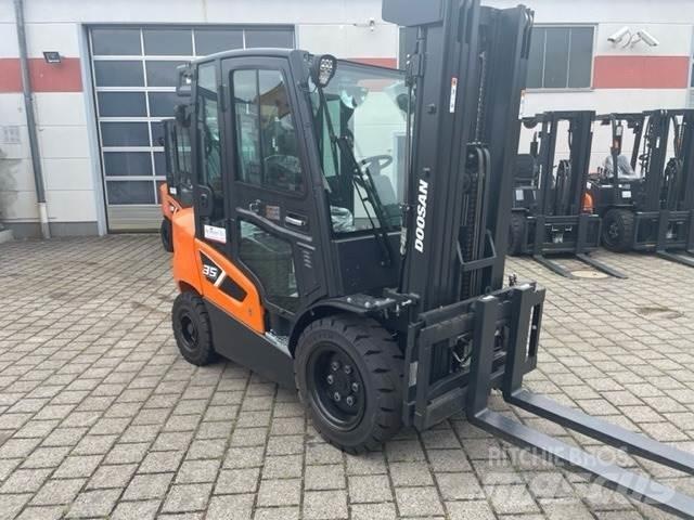 Doosan D35C-9 Tehnika ar dīzeļa dzinēju