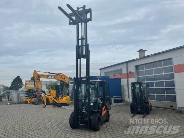 Doosan D35C-9 Tehnika ar dīzeļa dzinēju