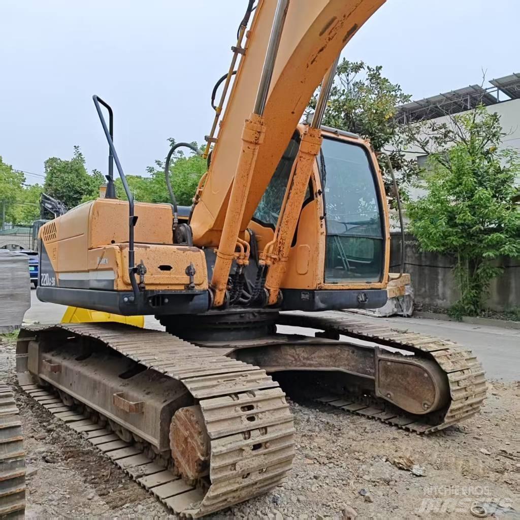 Hyundai Robex 220-9 Kāpurķēžu ekskavatori