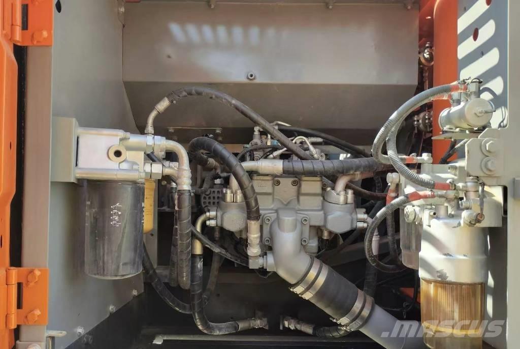 Hitachi ZX 240 Kāpurķēžu ekskavatori