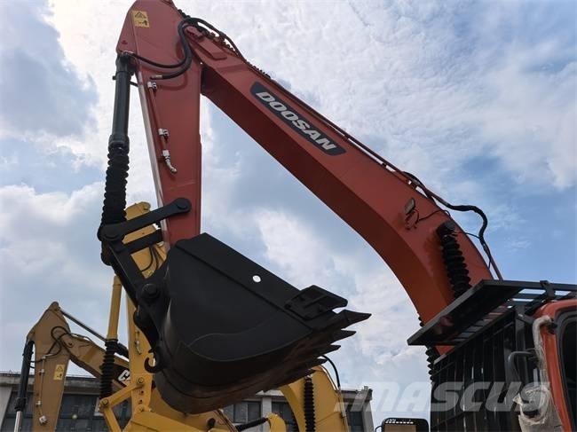 Doosan DX 225 LC Kāpurķēžu ekskavatori